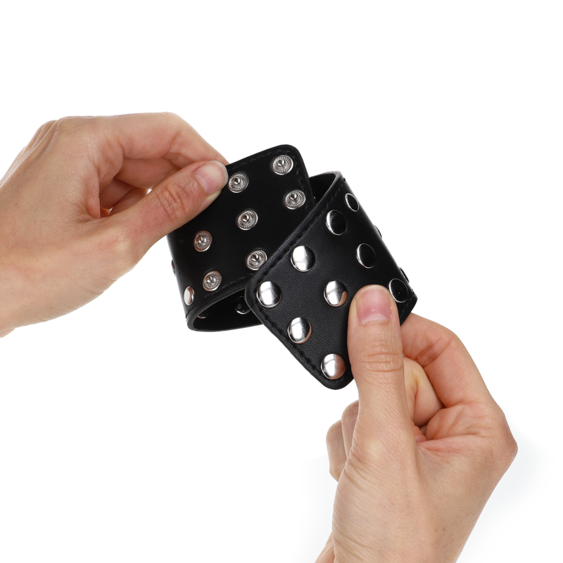 KINK - RANNETUET NAPPIKIINNITYKSELLÄ, TÄYNNÄ NIITTEJÄ, MUSTA, SÄÄDETTÄVÄ 19–24 CM X 5,5 CM