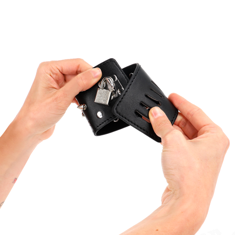 KINK - PUNK-RANNETUET PIIKEILLÄ 25 X 6 CM