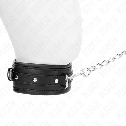 KINK - HALSBAND MED GLÄNSANDE SPÄNNREM 65 CM 48,5 CM X 5,3 CM